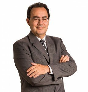 Dr. Augusto Cury é médico psiquiatra, psicoterapeuta, pesquisador e escritor. Autor da Teoria da Inteligência Multifocal, sobre o funcionamento da mente humana, a construção dos pensamentos e a formação de pensadores.