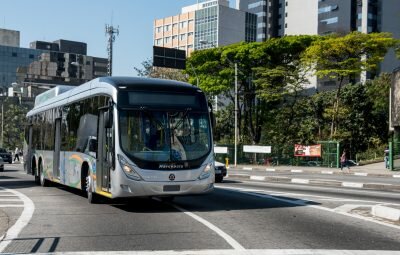 Para iniciar as demonstrações, o primeiro ônibus movido a biometano e GNV registrado no Brasil é um K 280 6x2, de 15 metros, com capacidade para até 130 passageiros | Foto: Divulgação