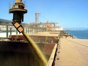O Porto de Santos, por exemplo, o maior da América Latina, deve atingir uma movimentação recorde em 2017, em torno de 120,596 milhões de toneladas | Foto: Divulgação